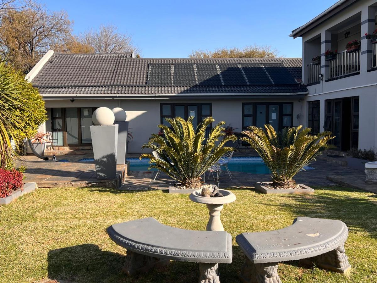 2 Op Terblanche Guesthouse Boksburg Kültér fotó