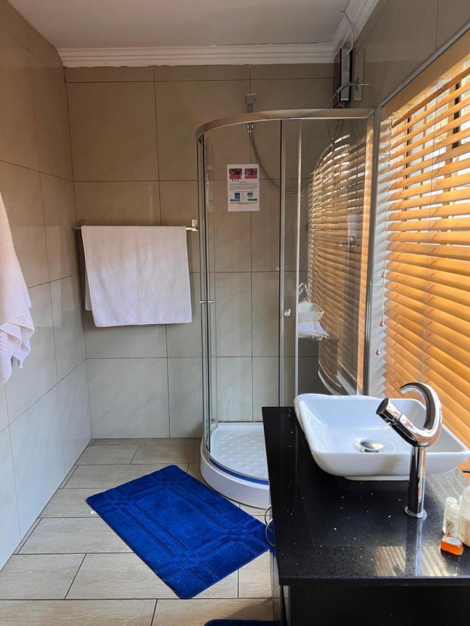 2 Op Terblanche Guesthouse Boksburg Kültér fotó